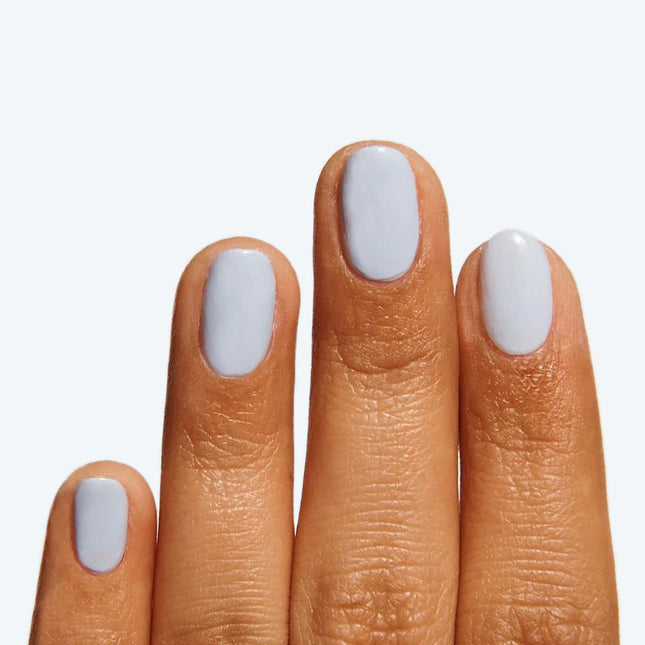 Fingers with nails painted in BP, an icy light blue gel polish ideal for a fresh and long-lasting manicure at home