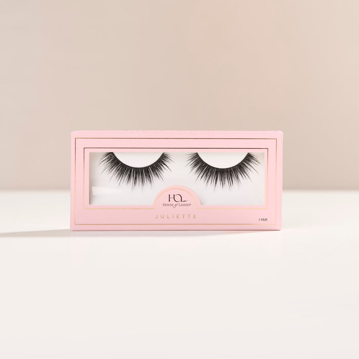 Juliette full-volume, round false lash with extra-long, defined fibers that create a 3D, wet lash look.
