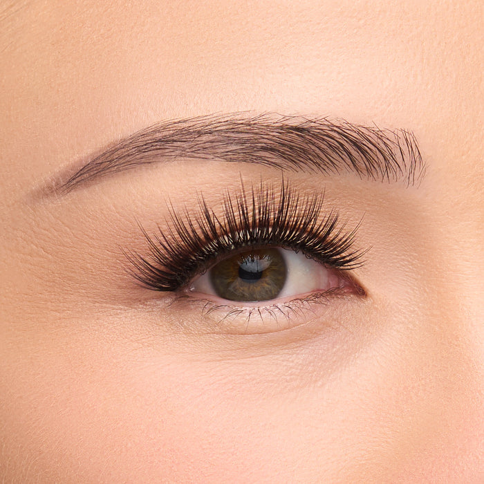 Juliette full-volume, round false lash with extra-long, defined fibers that create a 3D, wet lash look shown on an eye.